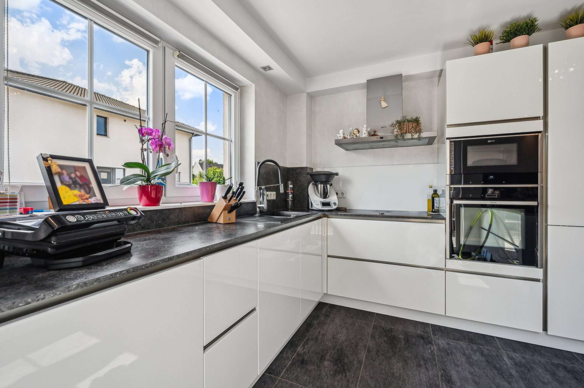 Geborgen Leben in Jüchen – Stilvolle DHH + Garten + Studio + Wellness in Jüchen – Ansicht 8