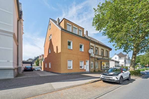 Kernsaniertes Dreifamilienhaus mit sofortigen Mieteinnahmen und nachhaltigen Ertragsperspektiven
