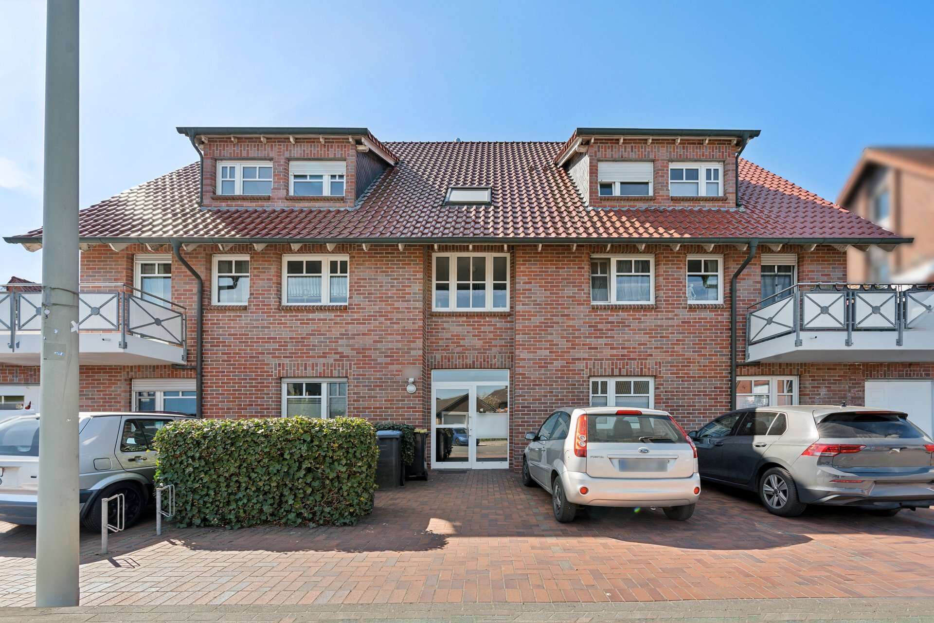 Vier Zimmer auf zwei Ebenen mit Terrasse, Gartenanteil, Garage und rund 132 m² Wohnfläche