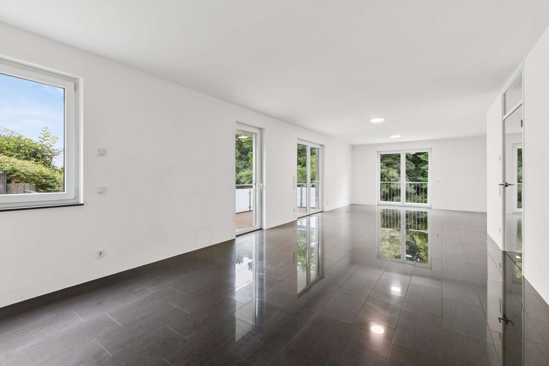 Repräsentative Eigentumswohnung mit Balkon, Terrasse und Tiefgarage direkt am Rosengarten in Recklinghausen – Ansicht 2