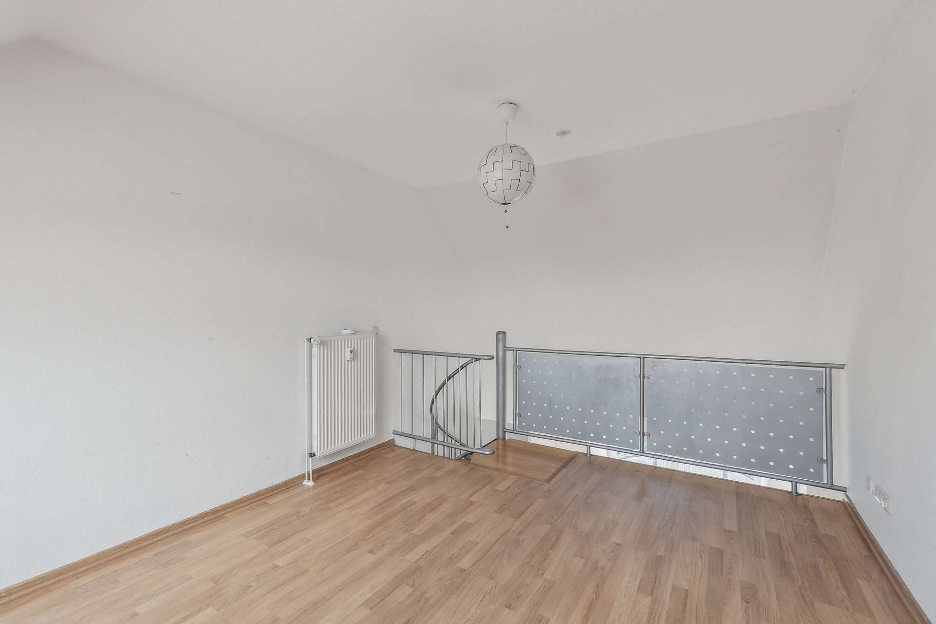 Maisonette mit Blick in den Himmel – Zwei Ebenen, Balkon und Tiefgarage in ruhiger Wohnanlage in Meerbusch – Ansicht 8