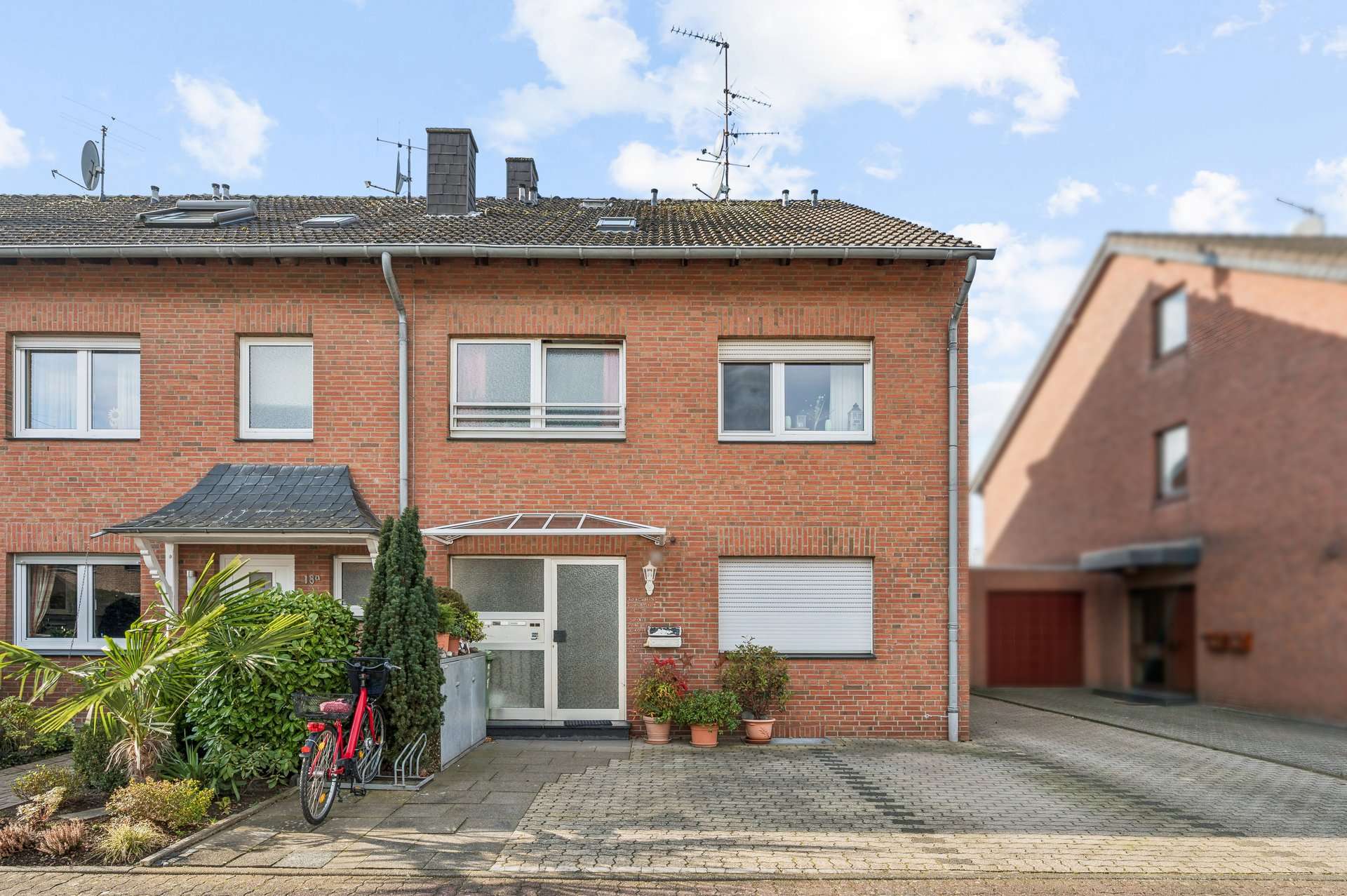 Stilvolle 2,5-Zimmer-Wohnung mit großer Einbauküche und Sonnenbalkon in Dormagen – Ansicht 10