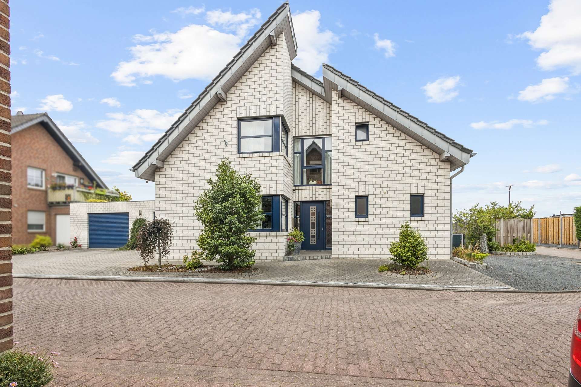 Freistehendes Einfamilienhaus in Feldrandlage – Lichtdurchflutetes Wohnen mit Garten & Doppelgarage
