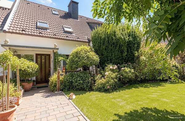 Wohnen auf ca. 170 m² - Großzügige Doppelhaushälfte in Hanglage mit Blick über das Ruhrtal