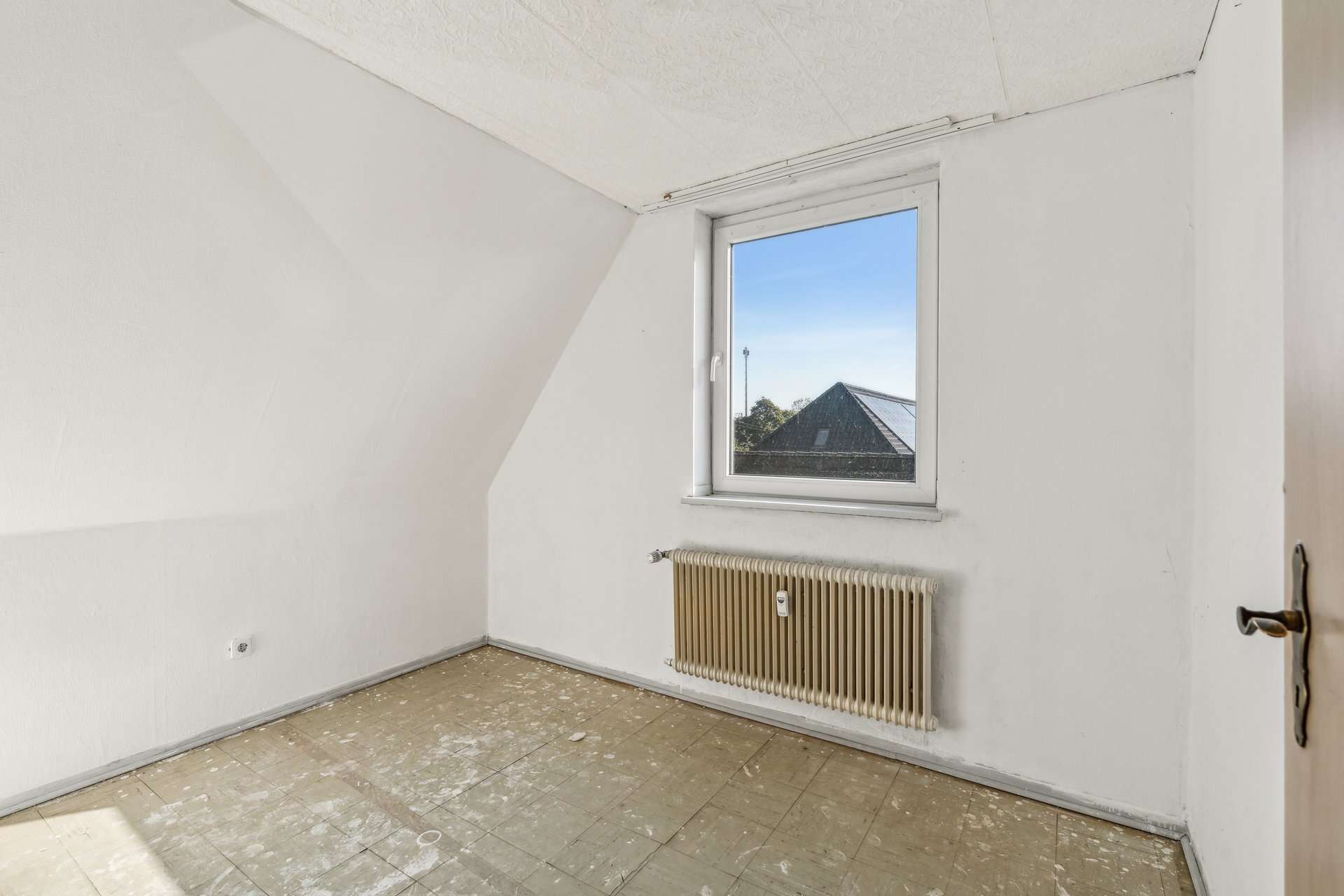 Charmante Dachgeschosswohnung mit Modernisierungsspielraum in bahnhofsnaher Wohnlage in Emmerich am Rhein – Ansicht 5