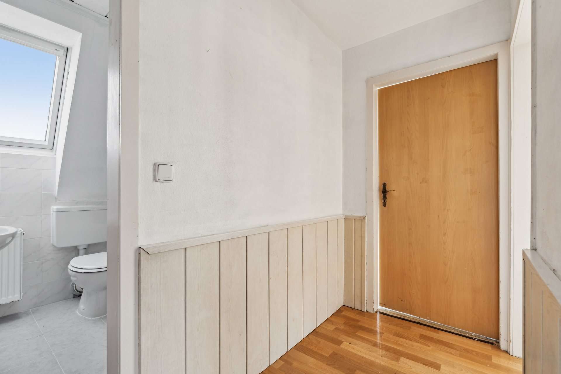 Charmante Dachgeschosswohnung mit Modernisierungsspielraum in bahnhofsnaher Wohnlage in Emmerich am Rhein – Ansicht 2