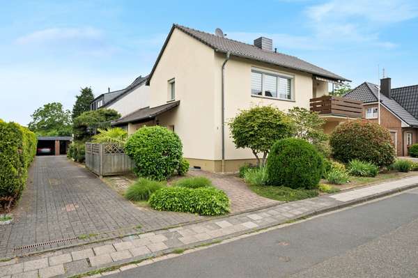 Eigenheim mit Mieteinnahme – Modernisiertes Zweifamilienhaus mit Garten und Doppelgarage
