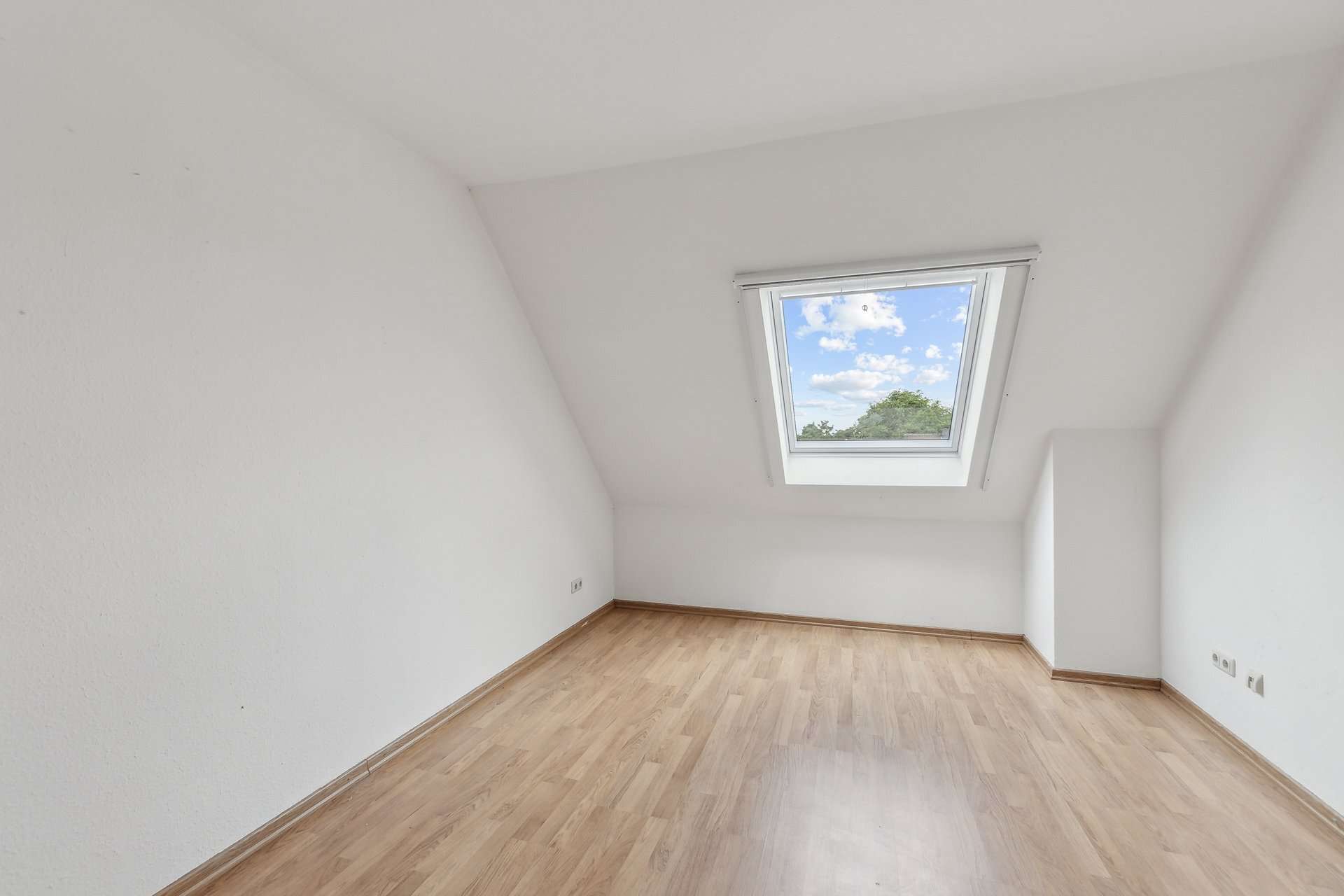 Maisonette mit Blick in den Himmel – Zwei Ebenen, Balkon und Tiefgarage in ruhiger Wohnanlage in Meerbusch – Ansicht 9