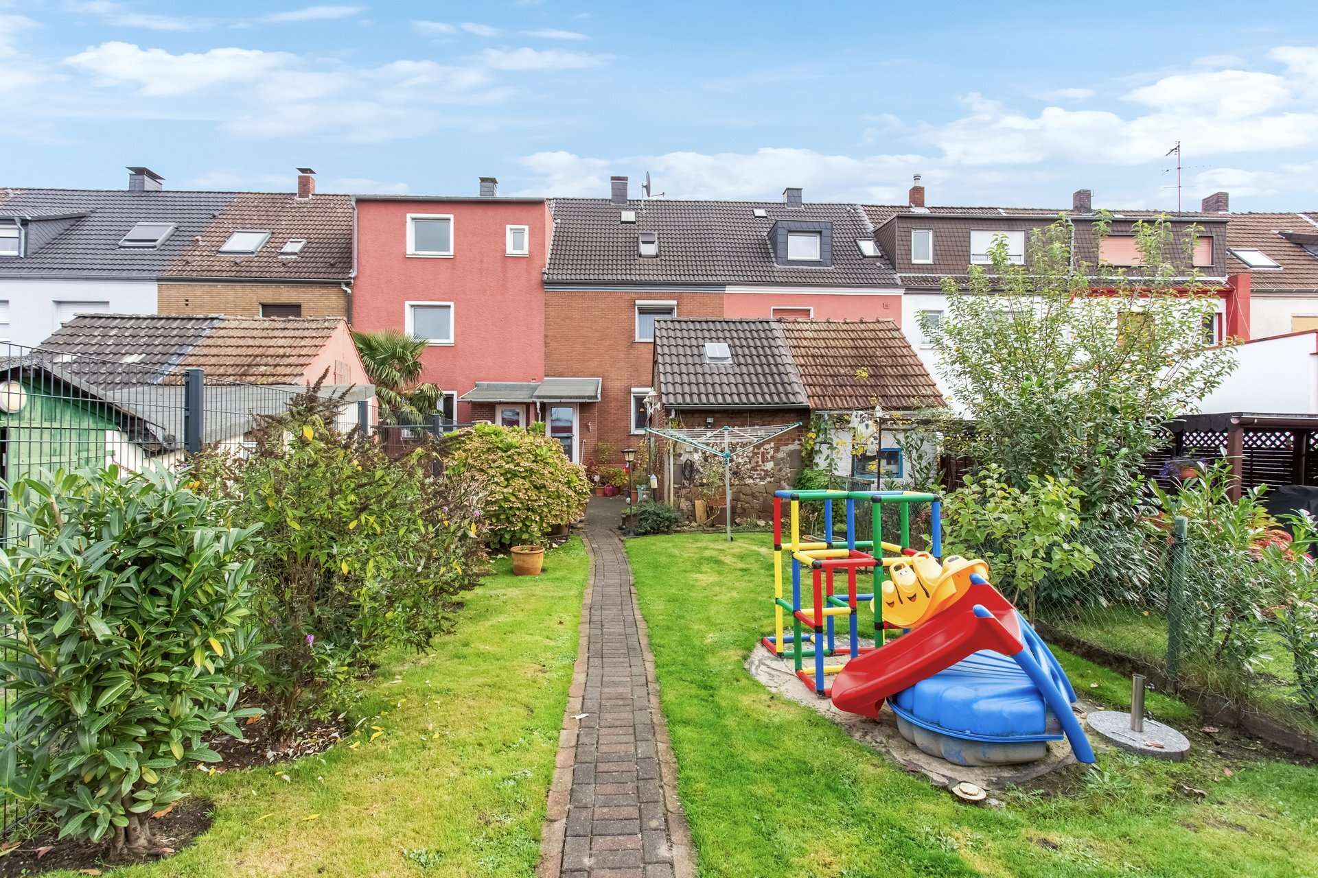 Modernisiertes Reihenmittelhaus mit Garten und zwei Garagen – auf städtischem Erbpachtgrundstück in Recklinghausen – Ansicht 16