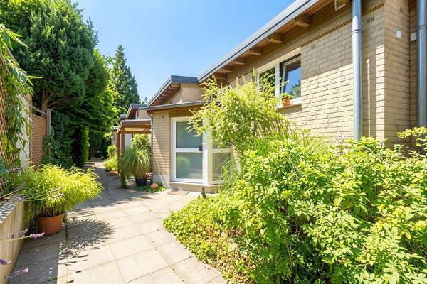 Großzügiger Reihenbungalow mit Garten, Garage und modernisiertem Wohnkomfort