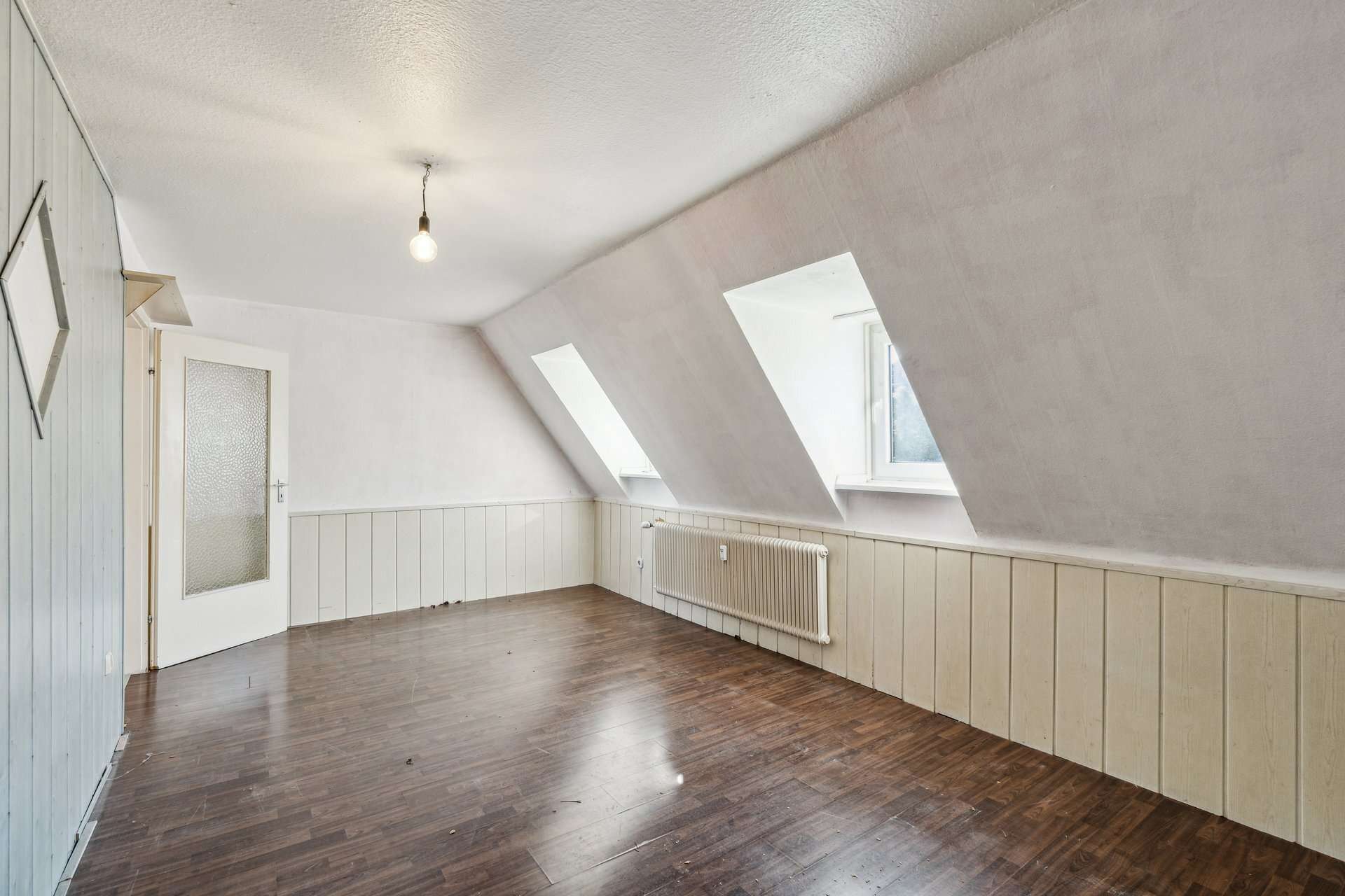 Charmante Dachgeschosswohnung mit Modernisierungsspielraum in bahnhofsnaher Wohnlage in Emmerich am Rhein – Ansicht 3