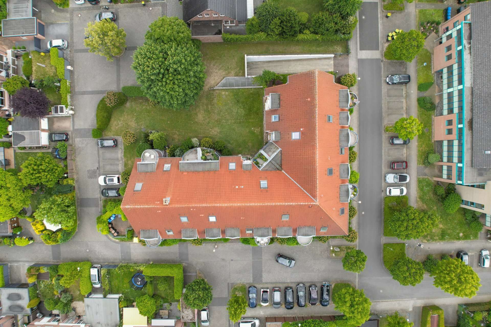 Maisonette mit Blick in den Himmel – Zwei Ebenen, Balkon und Tiefgarage in ruhiger Wohnanlage in Meerbusch – Ansicht 15