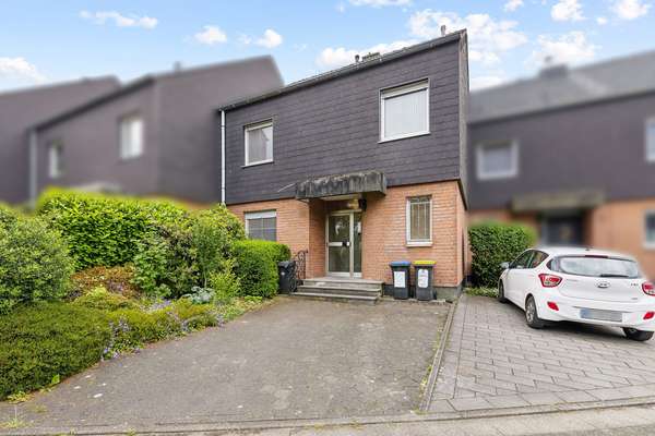 Überraschend viel Platz: Familienhaus mit ausgebautem Dachgeschoss, Hobbyraum und zwei Garagen
