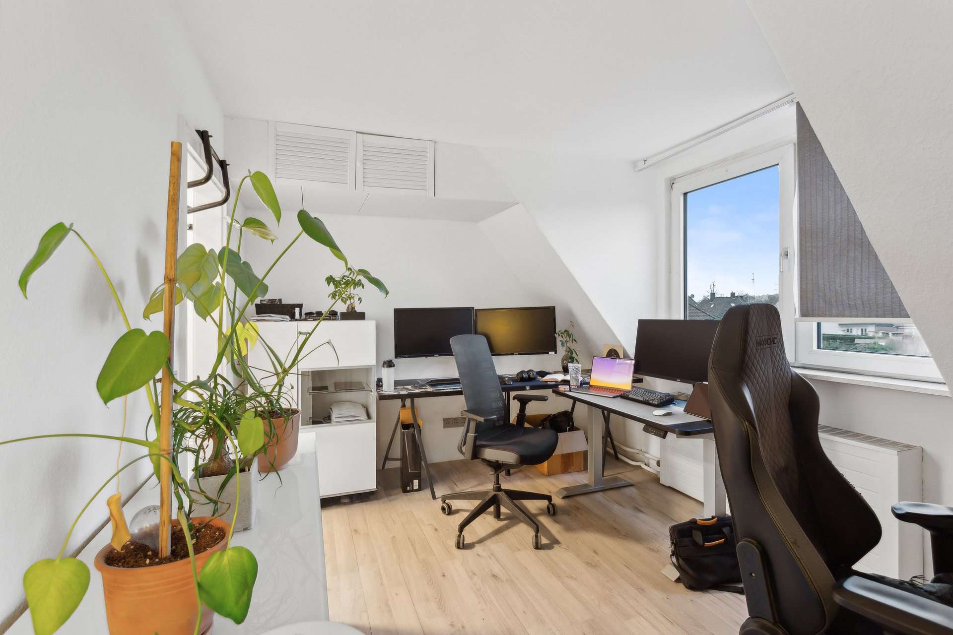 Attraktive Dachgeschosswohnung: Modernisiert, vermietet und mit Garage in guter Lage in Castrop-Rauxel – Ansicht 2