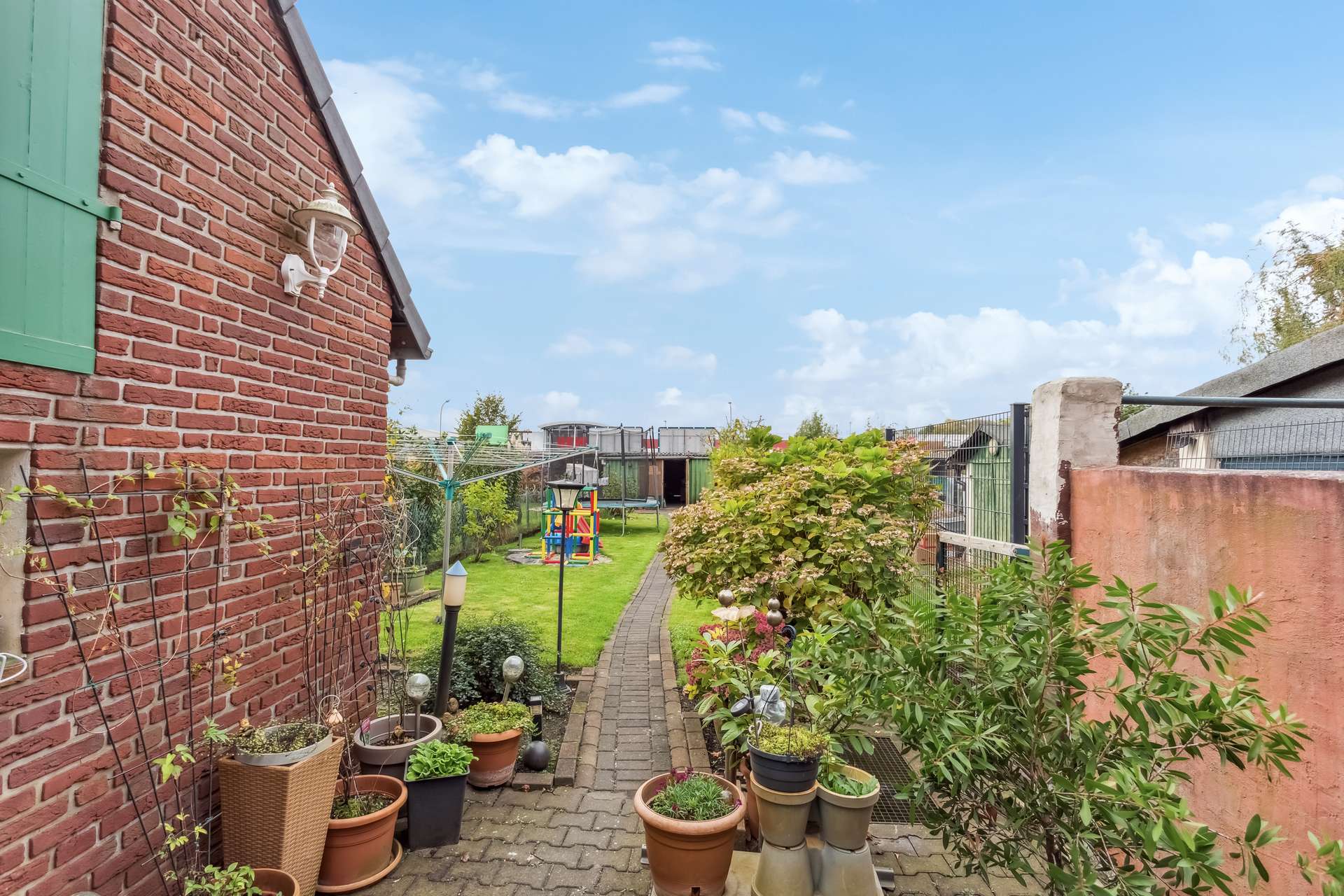 Modernisiertes Reihenmittelhaus mit Garten und zwei Garagen – auf städtischem Erbpachtgrundstück in Recklinghausen – Ansicht 2