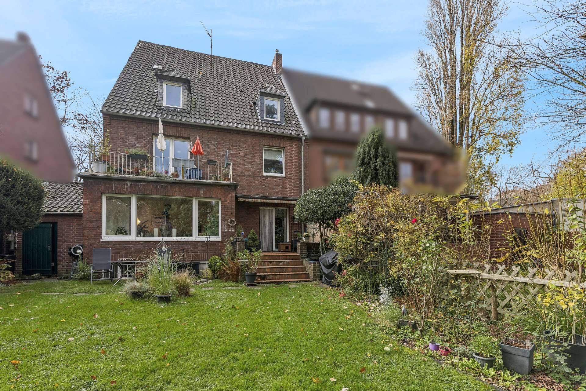 Zeitloses Dreifamilienhaus mit gepflegter Substanz und geschütztem Garten hinter dem Haus in Gelsenkirchen – Ansicht 2