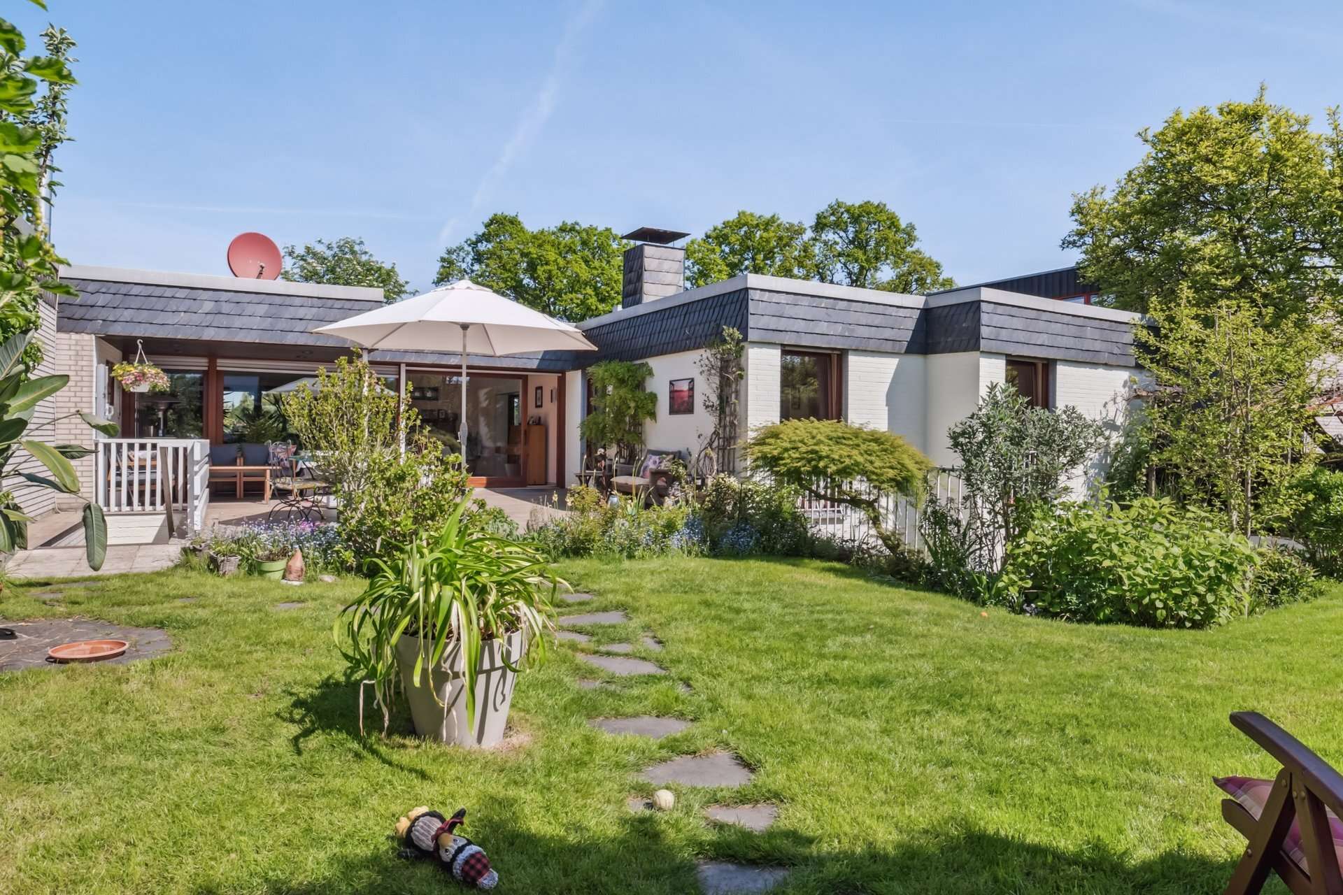 Großzügiger Bungalow am Feldrand mit über 200 m² Wohnfläche, Kamin, Garten und wertiger Ausstattung in Dorsten – Ansicht 3