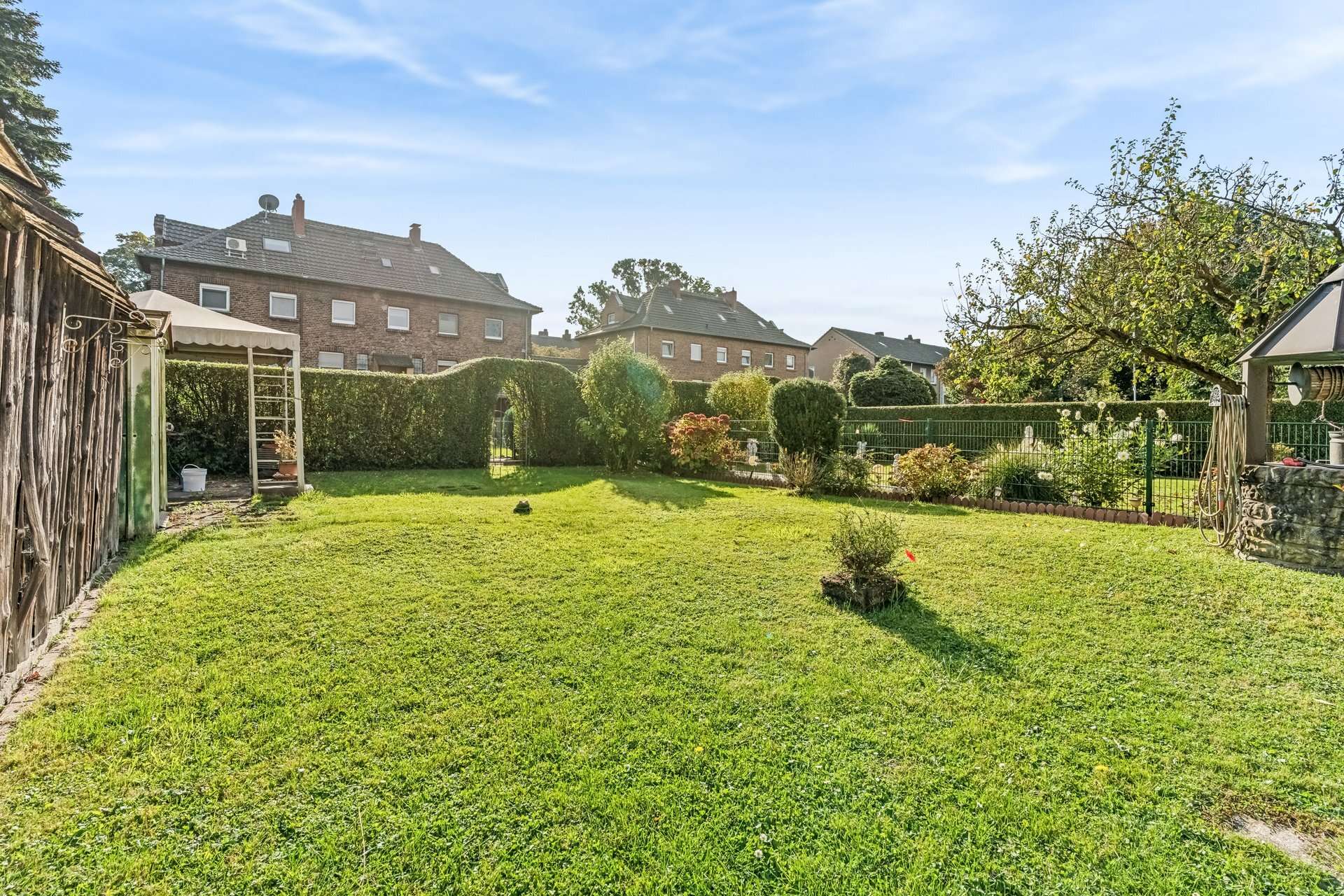 Denkmalgeschützte Doppelhaushälfte mit großem Garten und Sanierungspotenzial in Duisburg in Duisburg – Ansicht 2