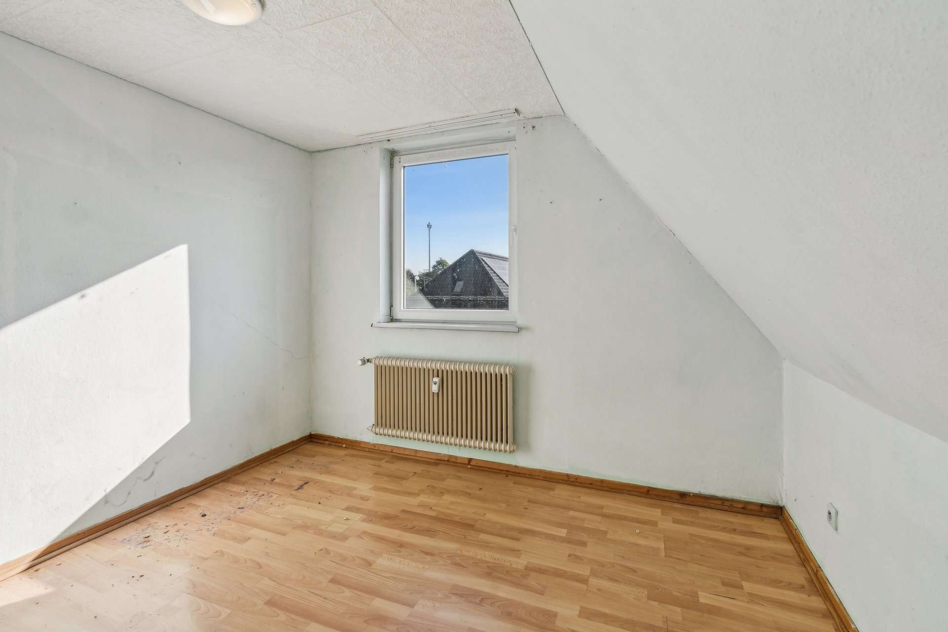 Charmante Dachgeschosswohnung mit Modernisierungsspielraum in bahnhofsnaher Wohnlage in Emmerich am Rhein – Ansicht 6