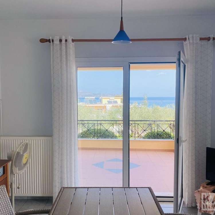 Essbereich

The current title accurately describes the dining area visible in this real estate photo, which shows a room with dining furniture and an access to a balcony with sea views. This is an acceptable real estate title and requires no change.