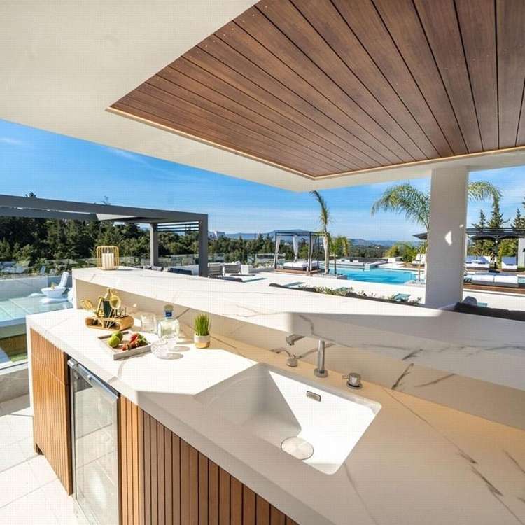 outdoor kitchen