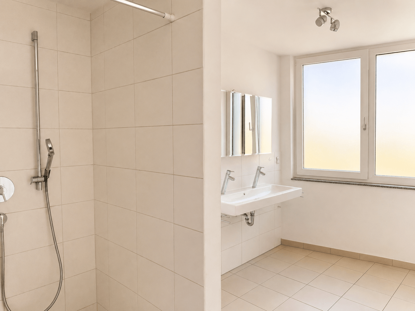 Badezimmer (Wird aktuell noch gestrichen. Mit KI visualisiert.)