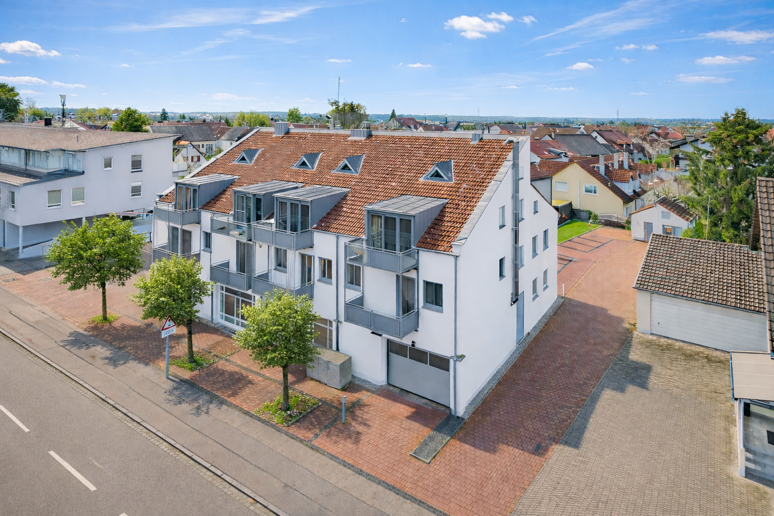 Fassade neu + Fenster Grau