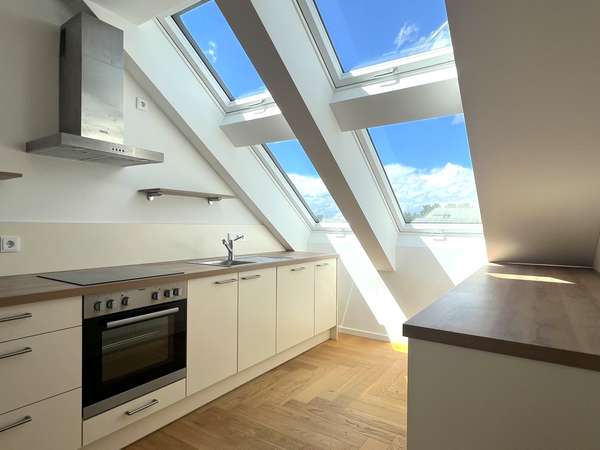 QQI: Moderne Dachgeschosswohnung mit Loggia und zwei Badezimmern
