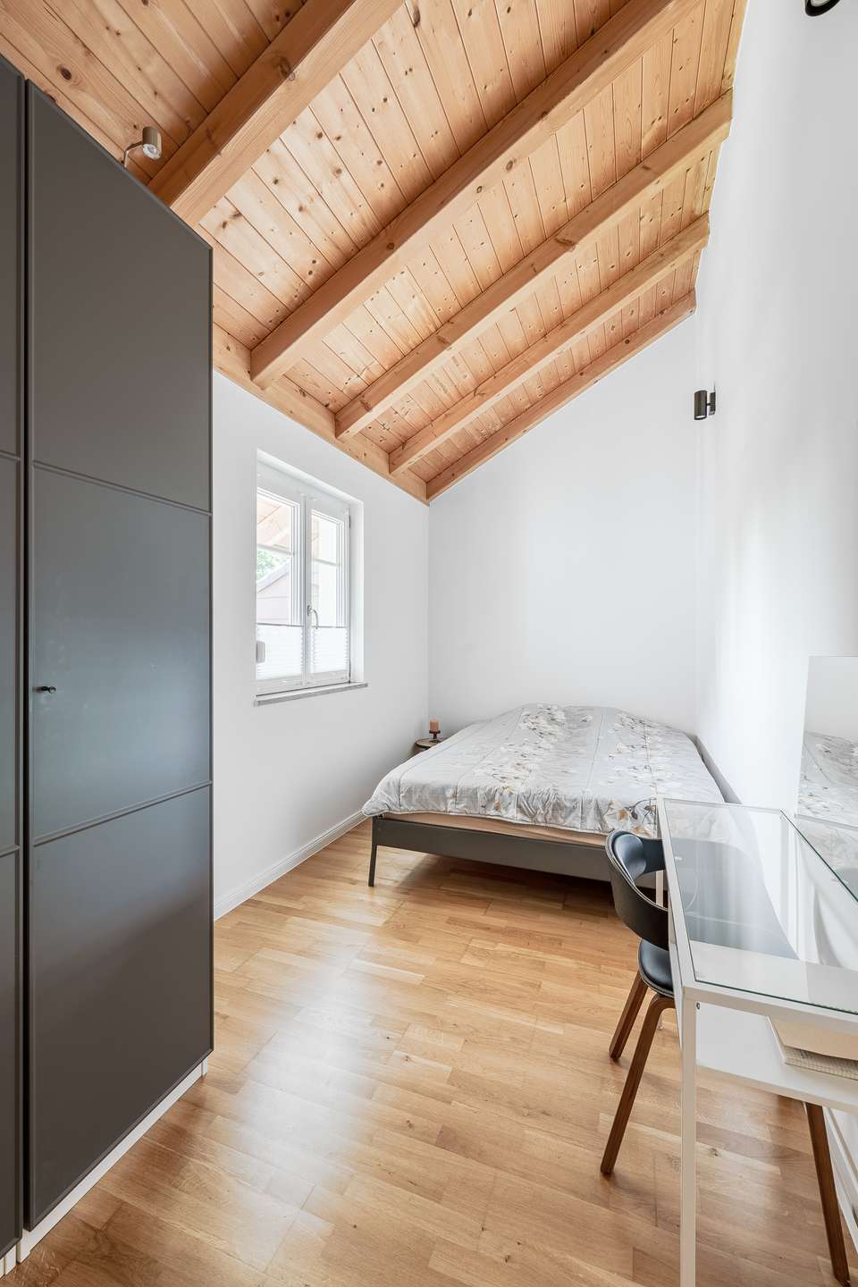 Schlafzimmer links