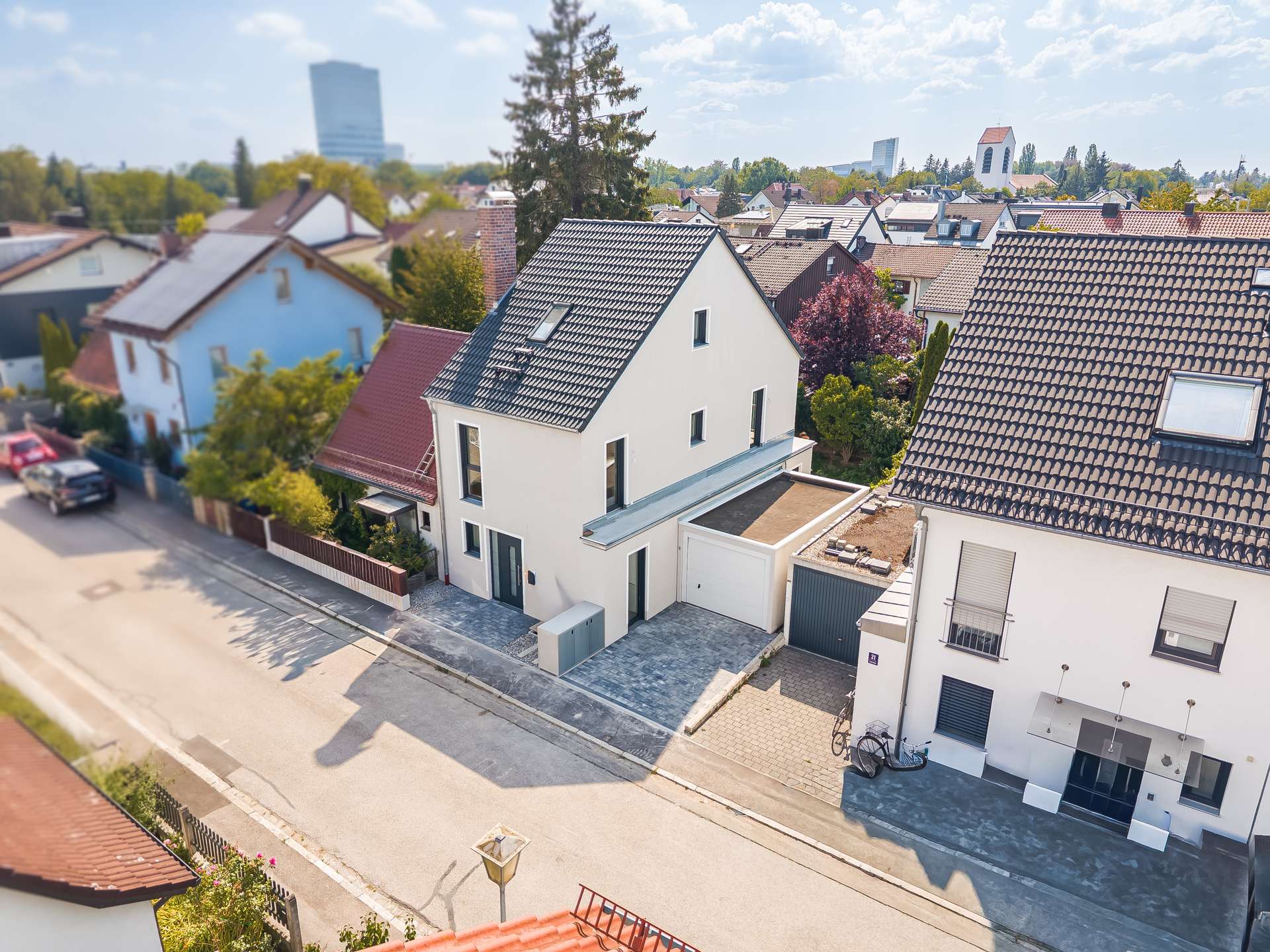 Drohne (KI-Bildbearbeitung: Außenanlage kurz vor Fertigstellung.)
