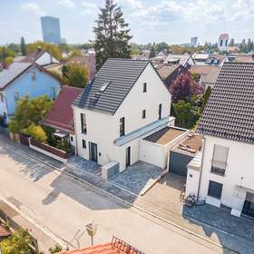 Drohne (KI-Bildbearbeitung: Außenanlage kurz vor Fertigstellung.)