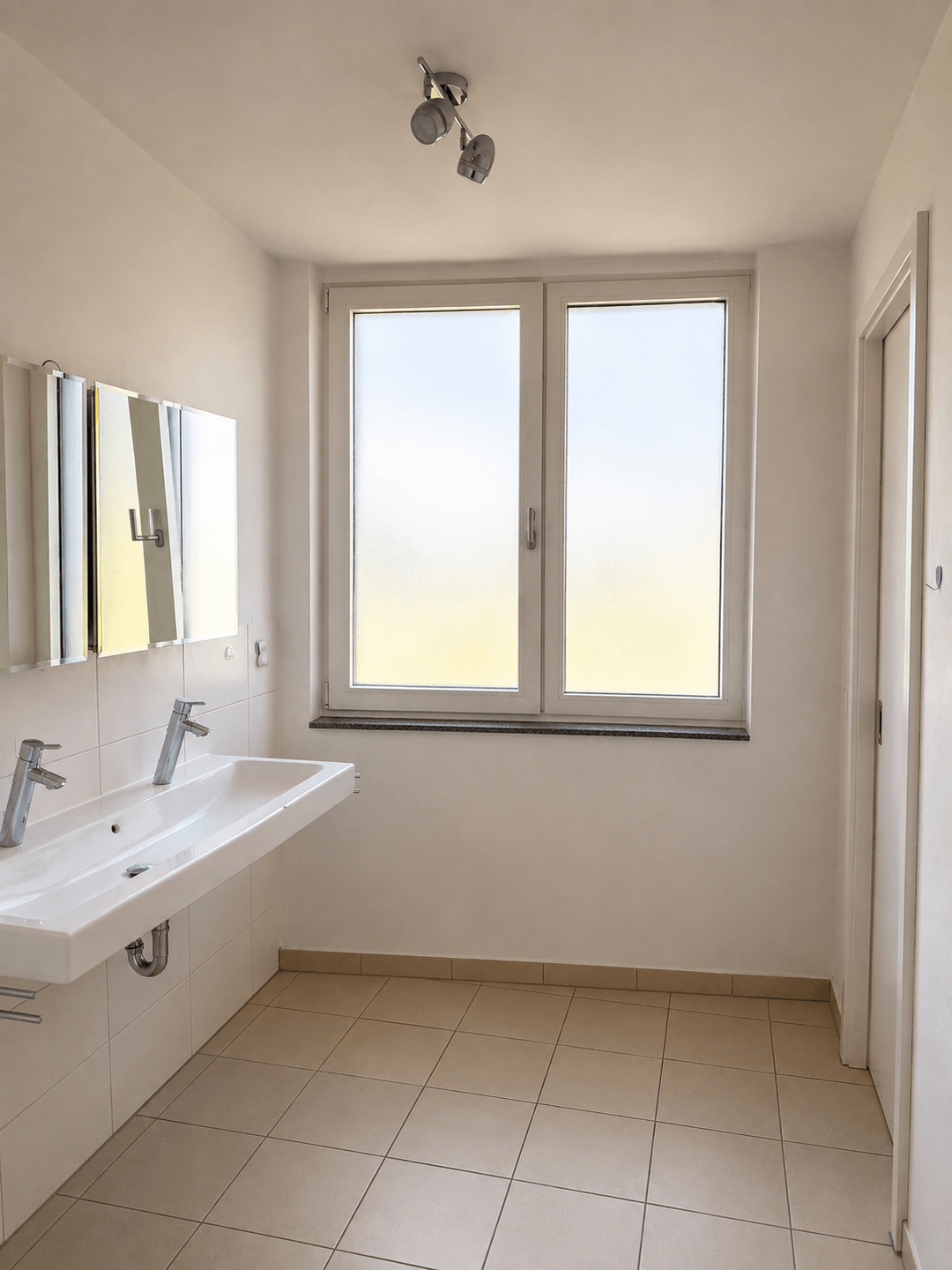 Badezimmer (Wird aktuell noch gestrichen. Mit KI visualisiert.)