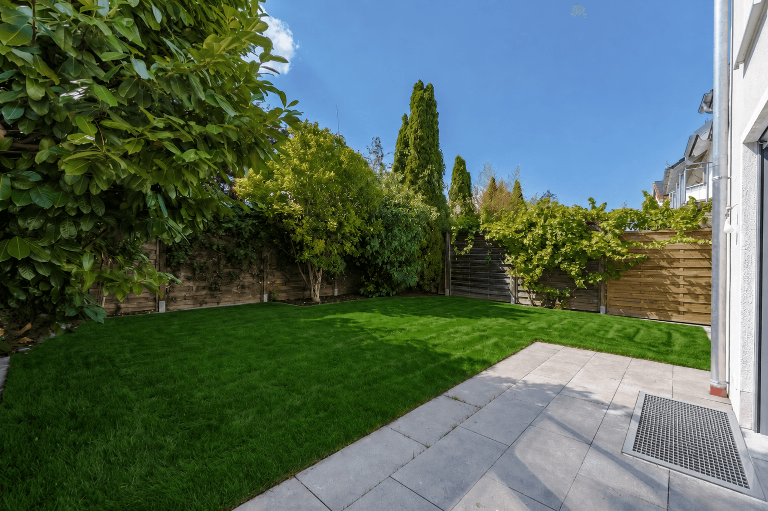 Garten (KI-Bildbearbeitung: Außenanlage kurz vor Fertigstellung.)