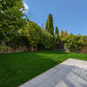 Garten (KI-Bildbearbeitung: Außenanlage kurz vor Fertigstellung.)