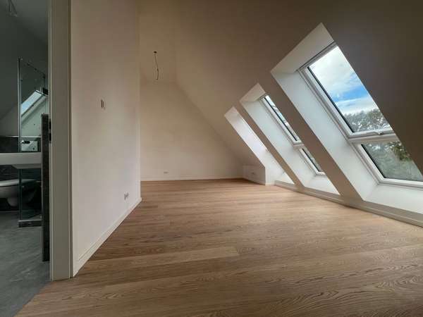 QQI: 3- Zimmer Dachgeschoss-Maisonette im Münchner Süden