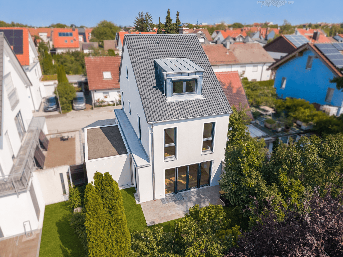 Drohne Garten (KI-Bildbearbeitung: Außenanlage kurz vor Fertigstellung.)