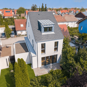 Drohne Garten (KI-Bildbearbeitung: Außenanlage kurz vor Fertigstellung.)