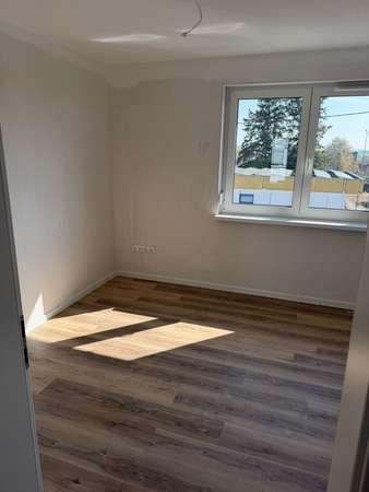 Maisonette -Nur für FAMILIEN AB 5 Personen-Gut gelegene Wohnung - ab 100qm,5 ZKB mit Balkon/ Stellplatz und vielen Vorteilen!