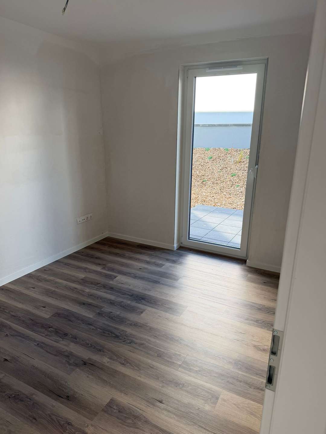 Maisonette -Nur für FAMILIEN AB 5 Personen-Gut gelegene Wohnung - ab 100qm,5 ZKB mit Balkon/ Stellplatz und vielen Vorteilen!
