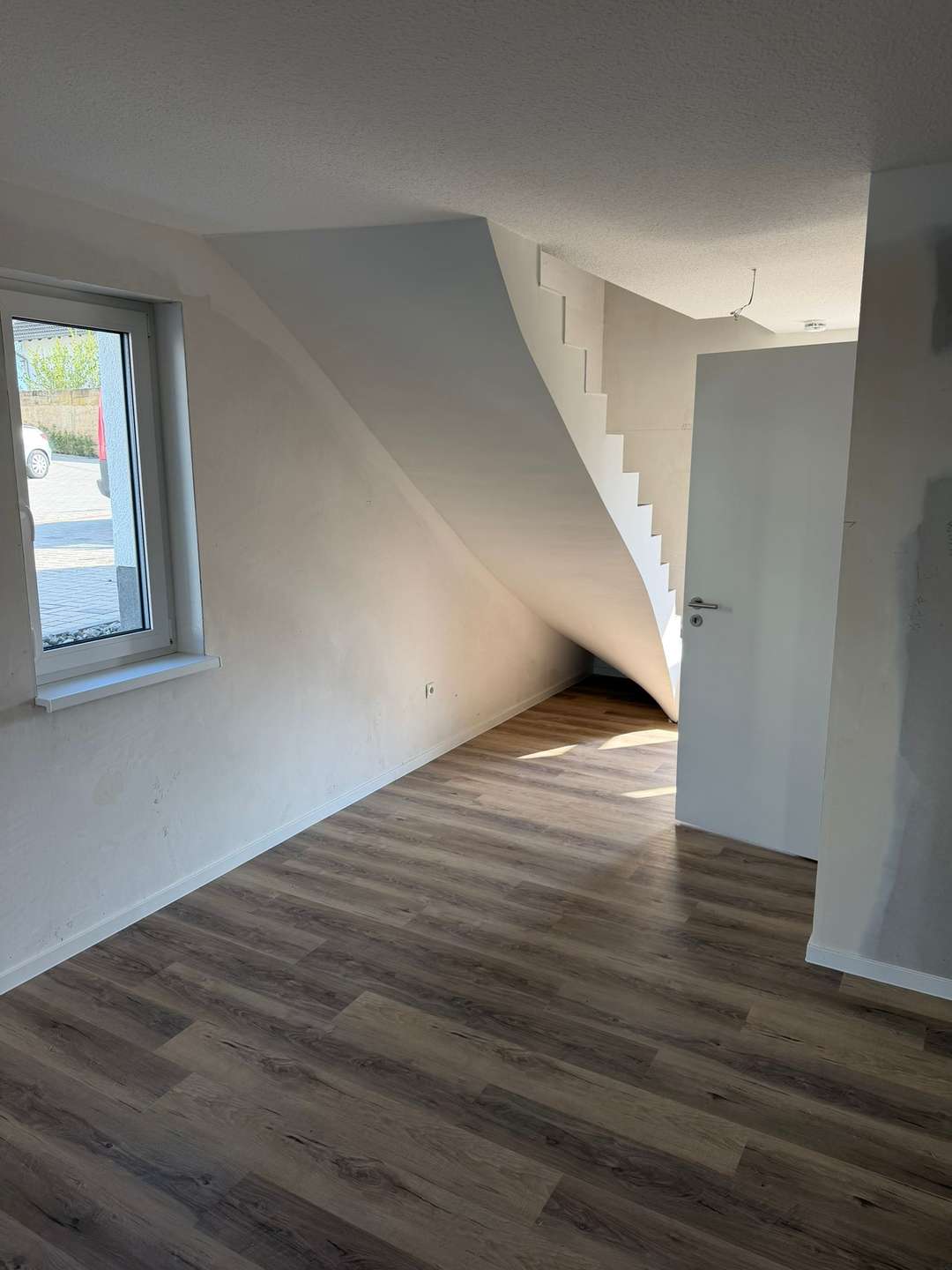 Maisonette -Nur für FAMILIEN AB 5 Personen-Gut gelegene Wohnung - ab 100qm,5 ZKB mit Balkon/ Stellplatz und vielen Vorteilen!