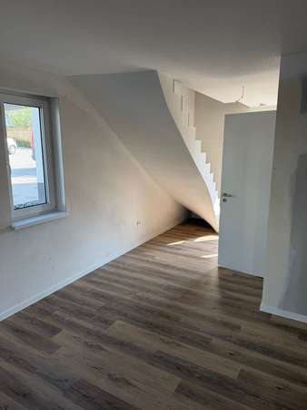 Maisonette -Nur für FAMILIEN AB 5 Personen-Gut gelegene Wohnung - ab 100qm,5 ZKB mit Balkon/ Stellplatz und vielen Vorteilen!