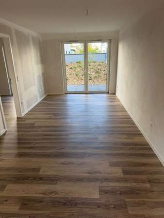 Maisonette -Nur für FAMILIEN AB 5 Personen-Gut gelegene Wohnung - ab 100qm,5 ZKB mit Balkon/ Stellplatz und vielen Vorteilen!