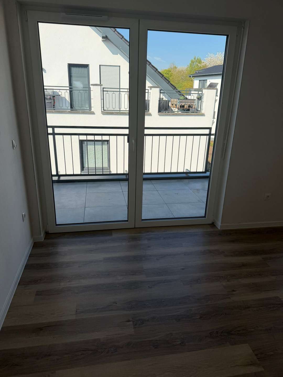 Maisonette -Nur für FAMILIEN AB 5 Personen-Gut gelegene Wohnung - ab 100qm,5 ZKB mit Balkon/ Stellplatz und vielen Vorteilen!