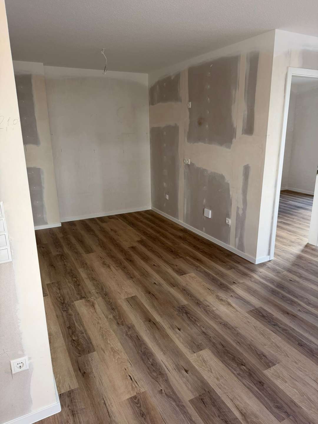 Maisonette -Nur für FAMILIEN AB 5 Personen-Gut gelegene Wohnung - ab 100qm,5 ZKB mit Balkon/ Stellplatz und vielen Vorteilen!