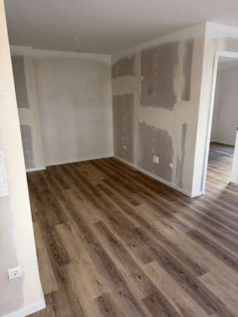 Maisonette -Nur für FAMILIEN AB 5 Personen-Gut gelegene Wohnung - ab 100qm,5 ZKB mit Balkon/ Stellplatz und vielen Vorteilen!