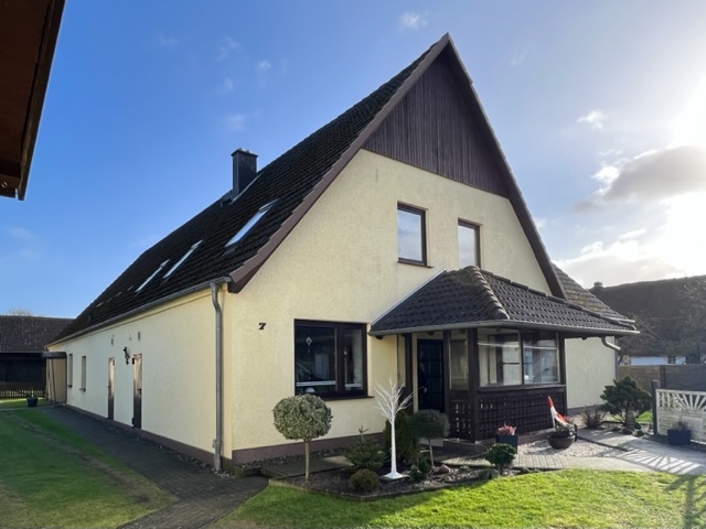 Schönes Zweifamilienhaus mit großem Grundstück und Nebengelässen im Lewitzdorf Banzkow