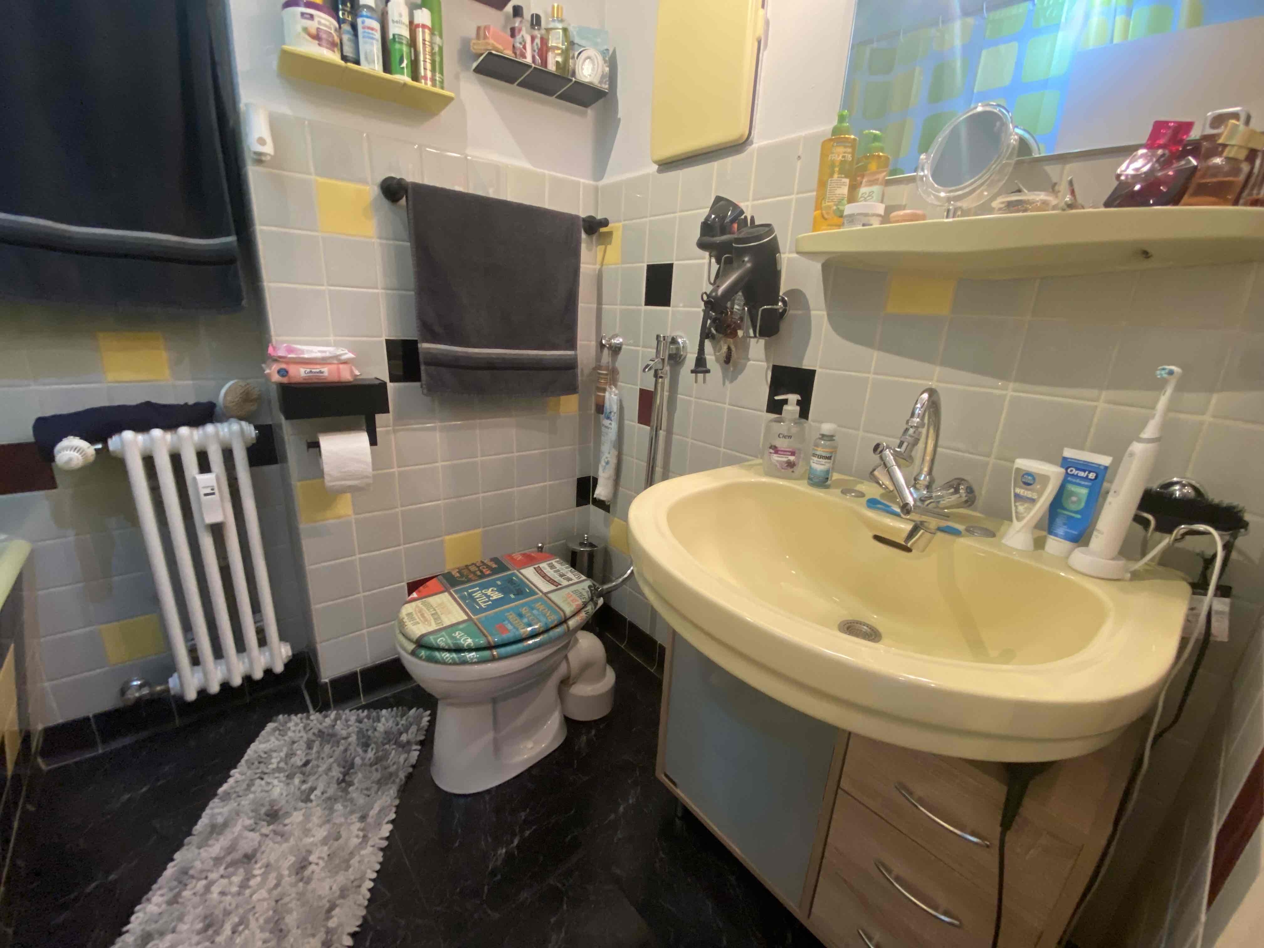 Mit Badewanne und WC