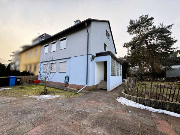 Nürnberg Falkenheim - saniertes Zweifamileinhaus mit Doppelgarage und großem Garten