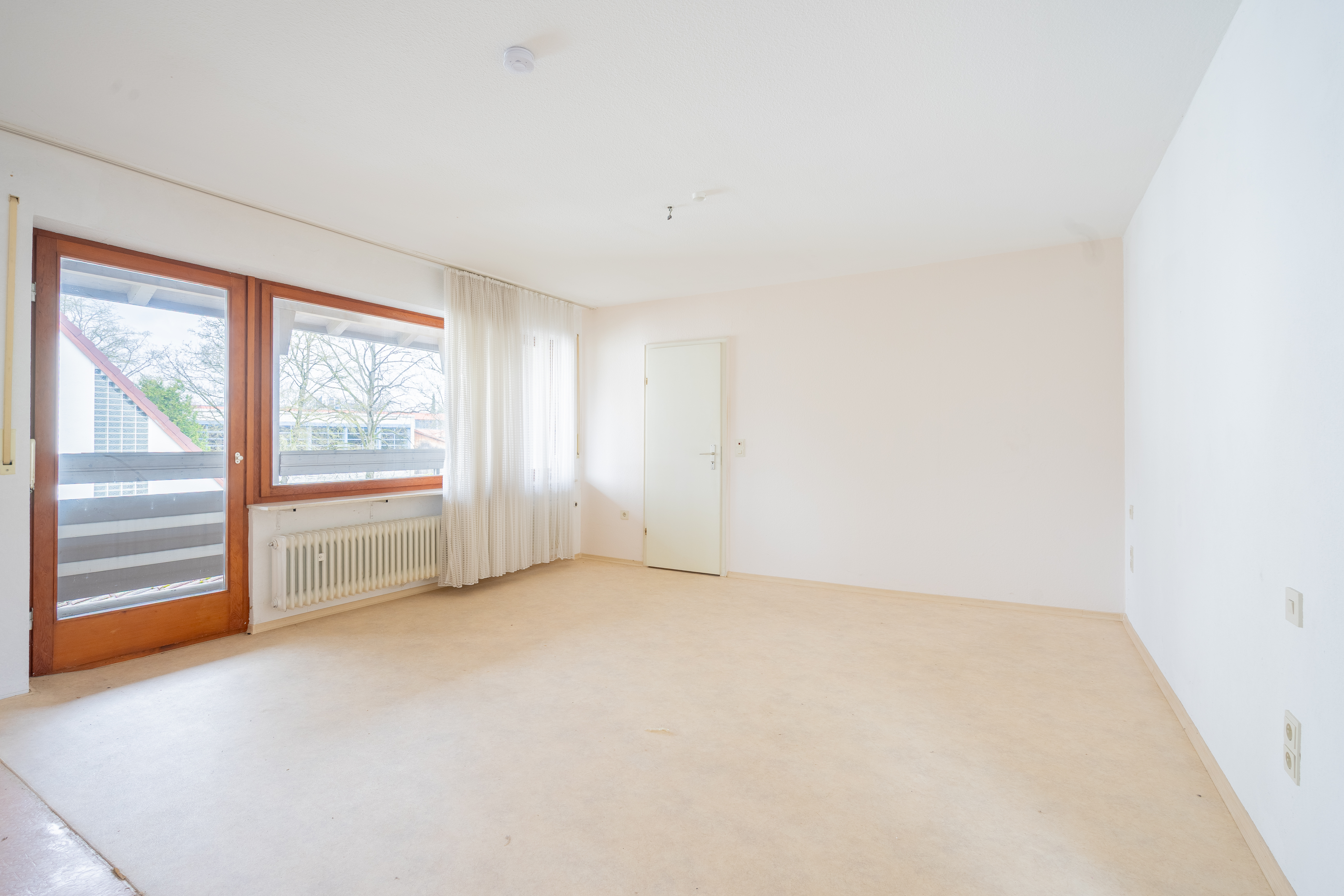 Masterbedroom mit Bad Au Suite, begehbaren Kleiderschrank und Westbalkon mit Abendsonne