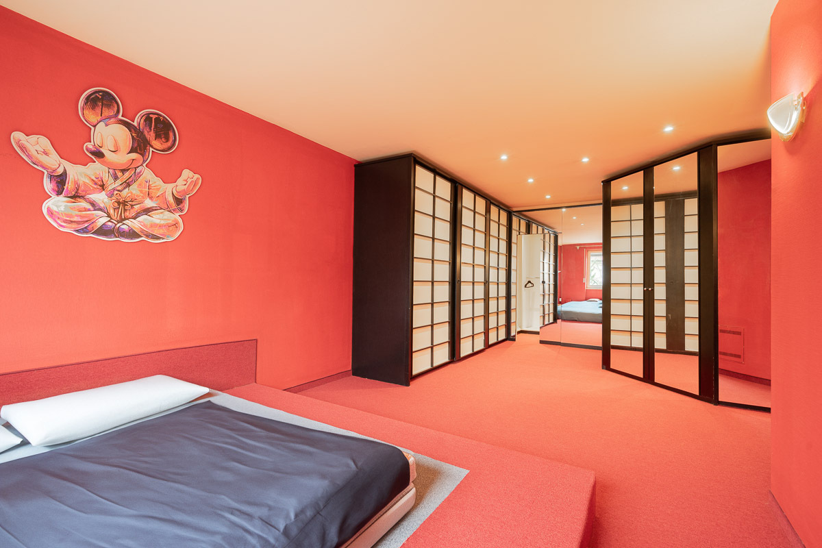 Schlafzimmer mit Einbauschränken im asiatischen Stil
